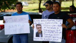 Amigos e familiares de Rafael durante protesto nesta quarta-feira. (Marcos Ermínio