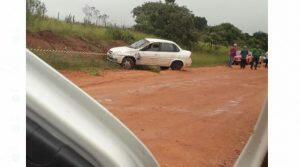 Carro colidiu contra um barranco antes de capotar (Via WhatsApp)