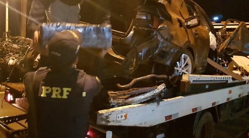 Carro capotou e saiu da pista (Foto: PRF)