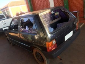 Carro foi danificado. (PM
