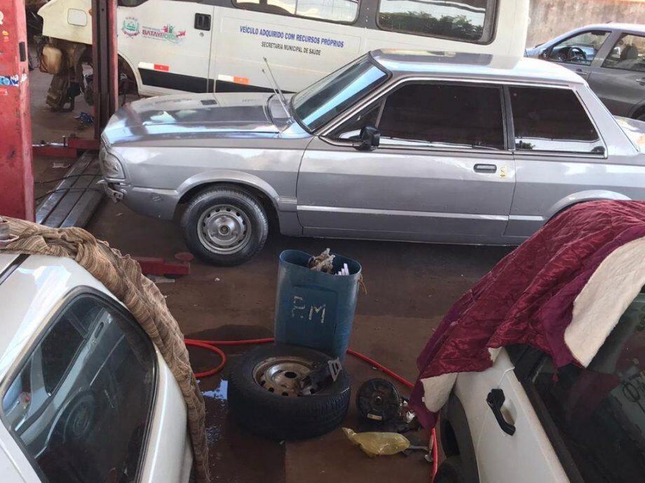 Carro está sendo reformado em barracão da prefeitura. (Jornal da Nova