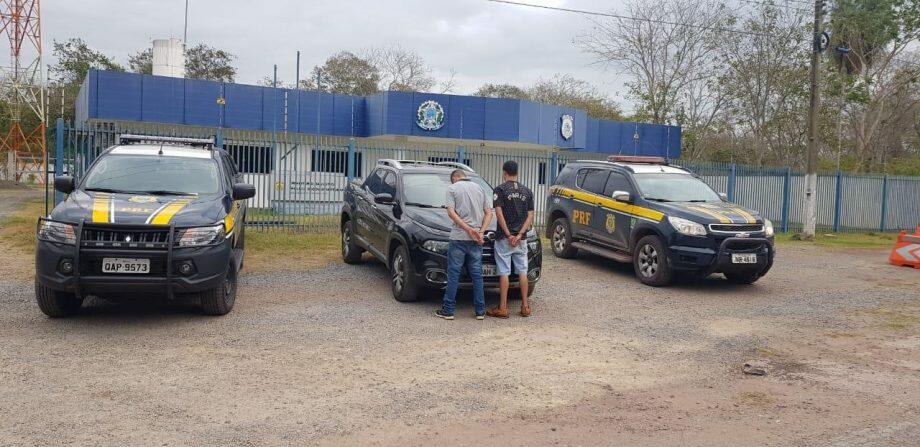 Dupla foi detida após perseguição (Foto: PRF)