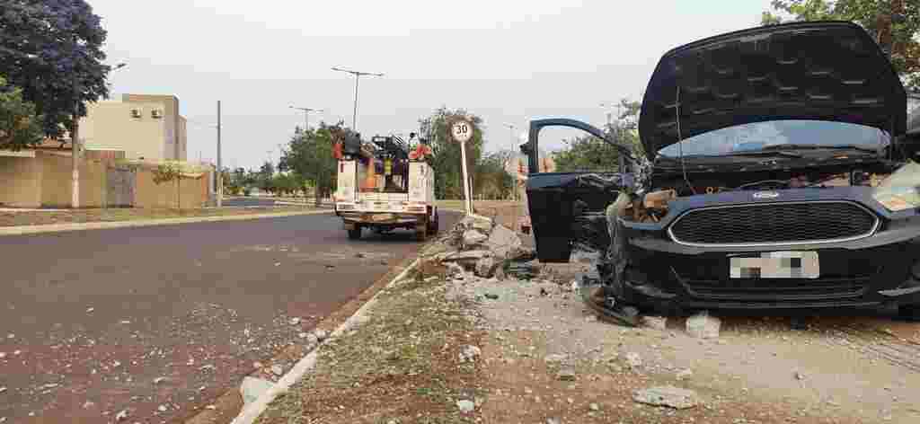 Lado direito do carro ficou destruído