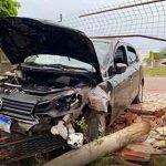 Carro só parou após bater em muro.