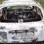 Carro foi destruído por fogo (Foto: Mbykymi Noticias)