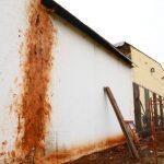 Marcas de pés no muro ao lado do presídio