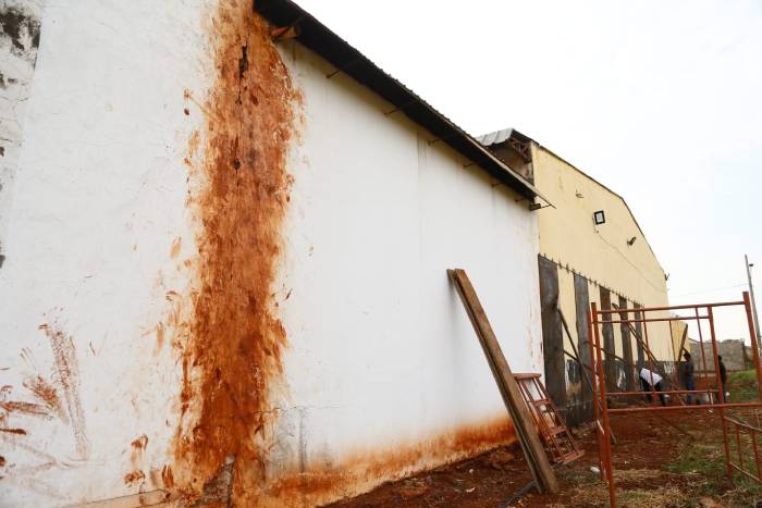 Marcas de pés no muro ao lado do presídio
