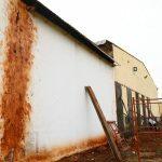 Marcas de pés no muro ao lado do presídio - (Foto: Leonardo de França