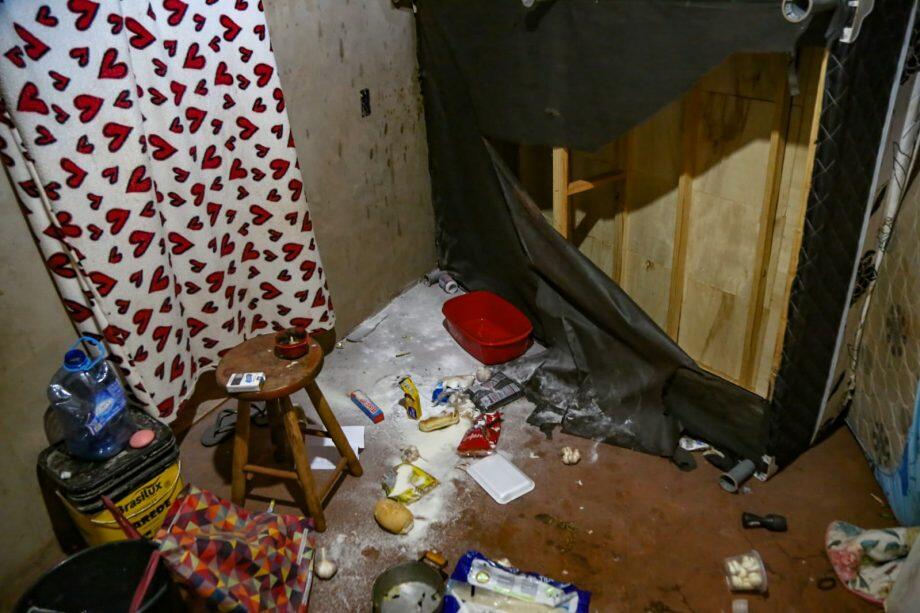 Cômodo da casa que teria sido usada para cativeiro