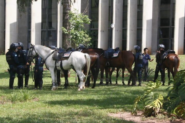 Cavalaria da PM na frente da Assembleia Legislativa