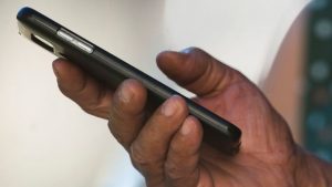 Ele tentou acessar o app pelo celular e não conseguiu. Ao chegar ao banco
