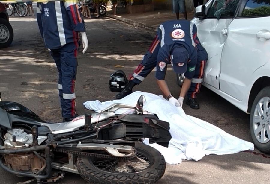 Motociclista colidiu em lateral de carro de passeio (Foto: Nova News)
