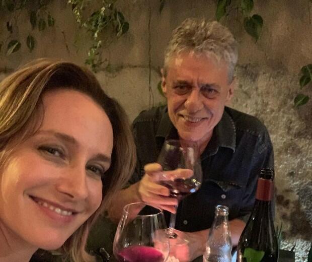 Chico Buarque e Caroline Proner