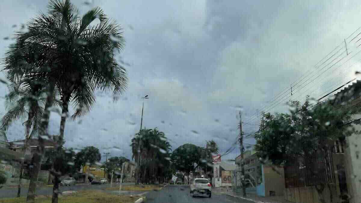 Há possibilidade de chuva entre 20 e 30 mm por hora ou acumulado de até 50 mm no dia.