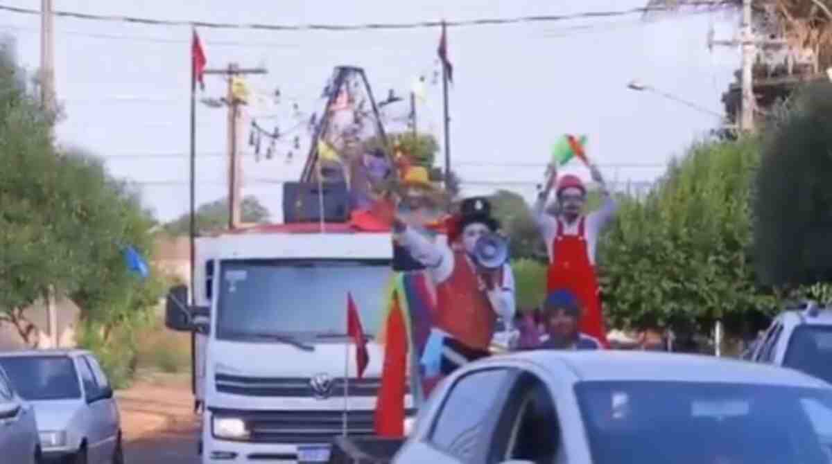Caravana circense durante apresentação em Rio Brilhante