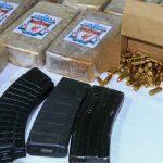 Junto com a droga foram encontradas munições de fuzis e carregadores