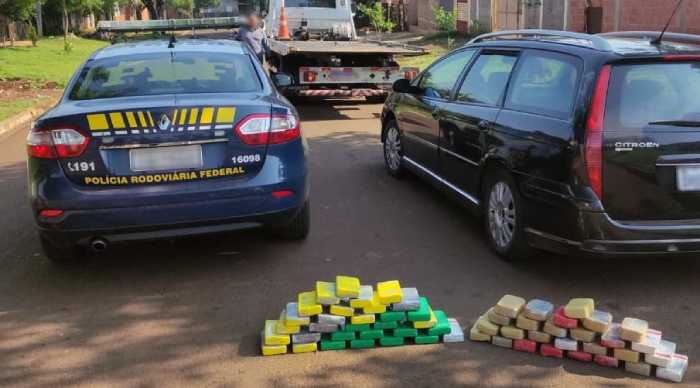 Droga foi apreendida no carro abandonado