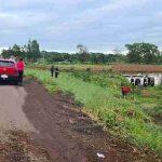 Motorista foi desviar de buracos na pista e capotou o veículo