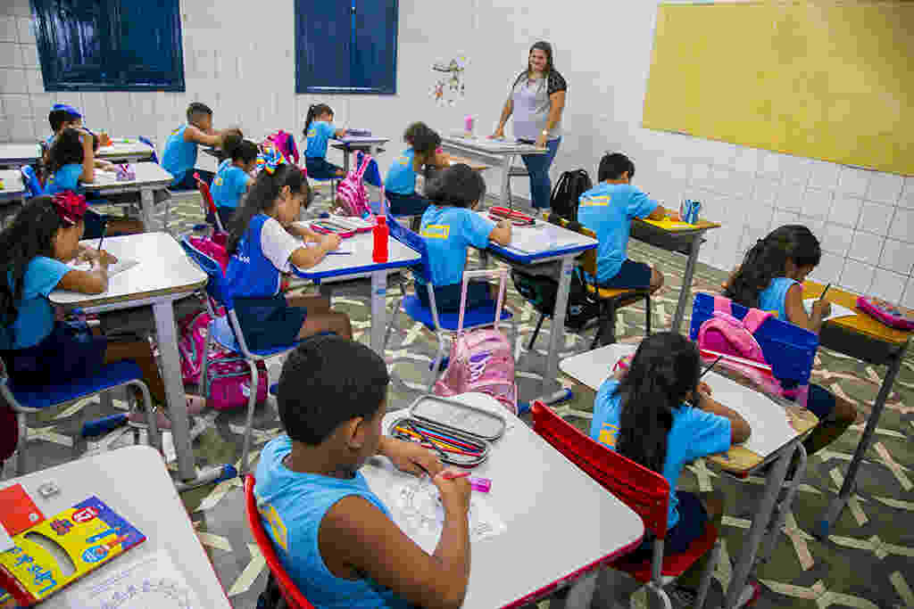 Alunos realizando atividades em escola municipal de Corumbá