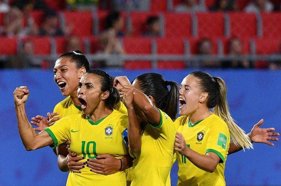 Marta comemorando gol contra a Itália (Foto: Philippe Huguen/AFP)