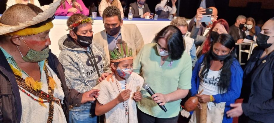 Ministra conversou com lideranças e crianças indígenas de Dourados