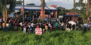 Fãs esperam pela chegada do corpo de Marília Mendonça em frente ao cemitério Parque Memorial