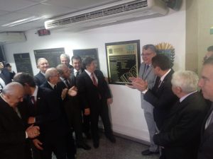Deputados estaduais descerram placa na Assembleia Legislativa de MS. (Foto: Renata Volpe).