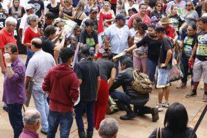 Mulher ficou desacordada após ficar muito tempo sob o Sol. (Foto: Minamar Júnior/Jornal Midiamax)
