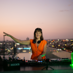 Nathalia toca profissionalmente há 8 anos e há 4 vive da música