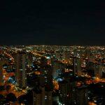 Imagem aérea noturna mostra Capital iluminada