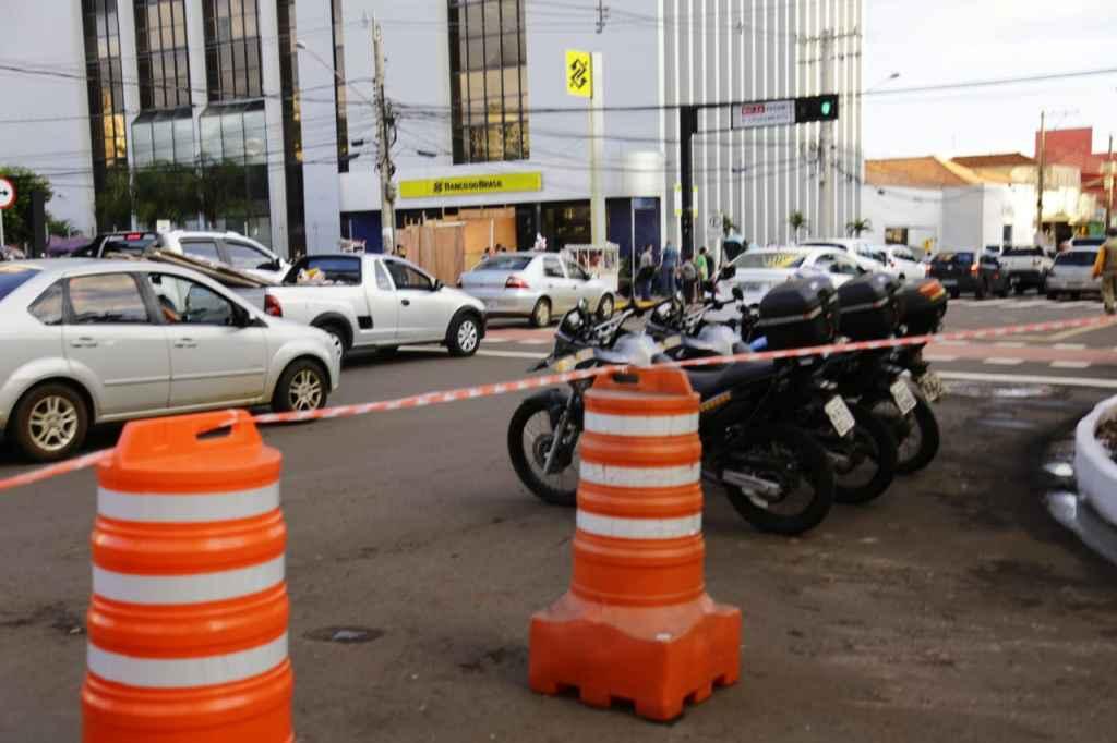 Congestionamento exige paciência de motoristas (Foto: Leonardo de França