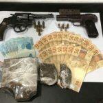 Homem foi autuado por tráfico de drogas e posse irregular de arma de fogo