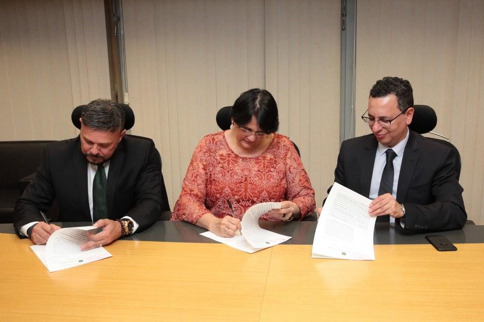 Assinatura do protocolo de intenções pela ministra