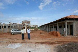 Escola indígena sendo construída em 2012. (Divulgação