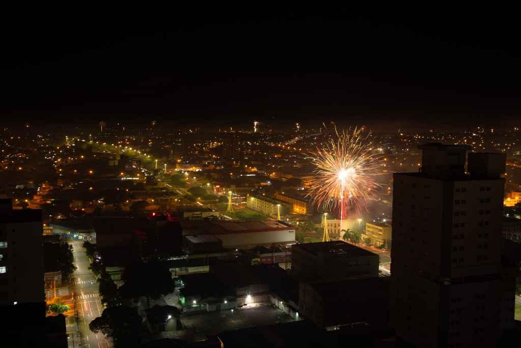 Queima de fogos na região central (Foto: Leonardo de França