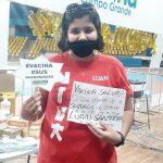 Lauane mandou recado para cantor ao tomar a 1ª dose da vacina em Campo Grande