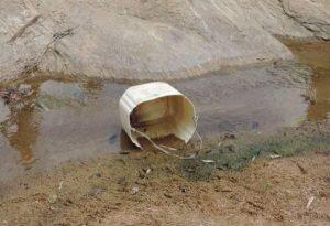 Funcionários bebiam água e tomavam banho em um córrego quase seco. (Foto: MPT-MS)