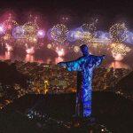 Cristo iluminado por fogos no réveillon (Foto: Fernando Maia/Riotur)