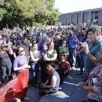 Professores na frente da Assembleia em protesto contra Governo do Estado. (Foto: Marcos Ermínio | Jornal Midiamax)