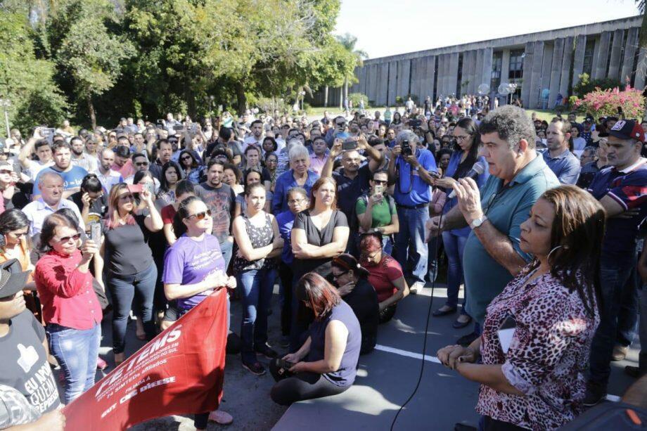 Professores na frente da Assembleia em protesto contra Governo do Estado. (Foto: Marcos Ermínio | Jornal Midiamax)