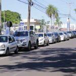 Carros formaram fila gigante no Drive do Albano Franco