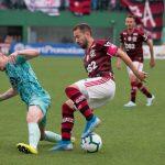 Everton Ribeiro driblando marcador da Chape (Alexandre Vidal