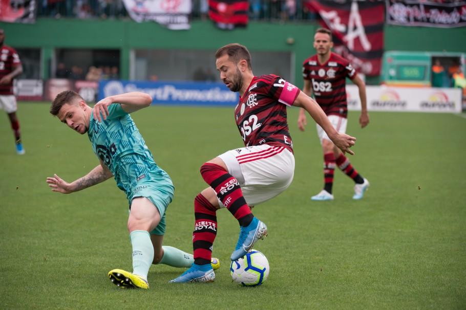 Everton Ribeiro driblando marcador da Chape (Alexandre Vidal