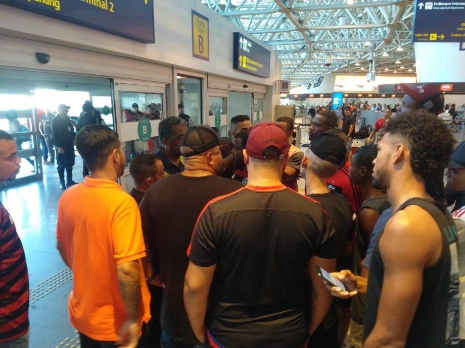 Torcedores flamenguistas foram até o aeroporto do Galeão para protestar contra time após eliminação na Copa do Brasil (Foto: Flapress)