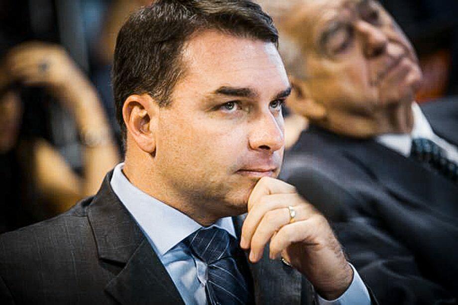 Flávio Bolsonaro foi denunciado por peculato