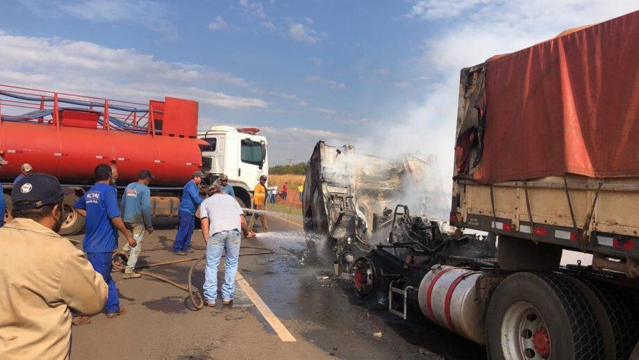 Carreta com o fogo já controlado. Foto: WhatsApp