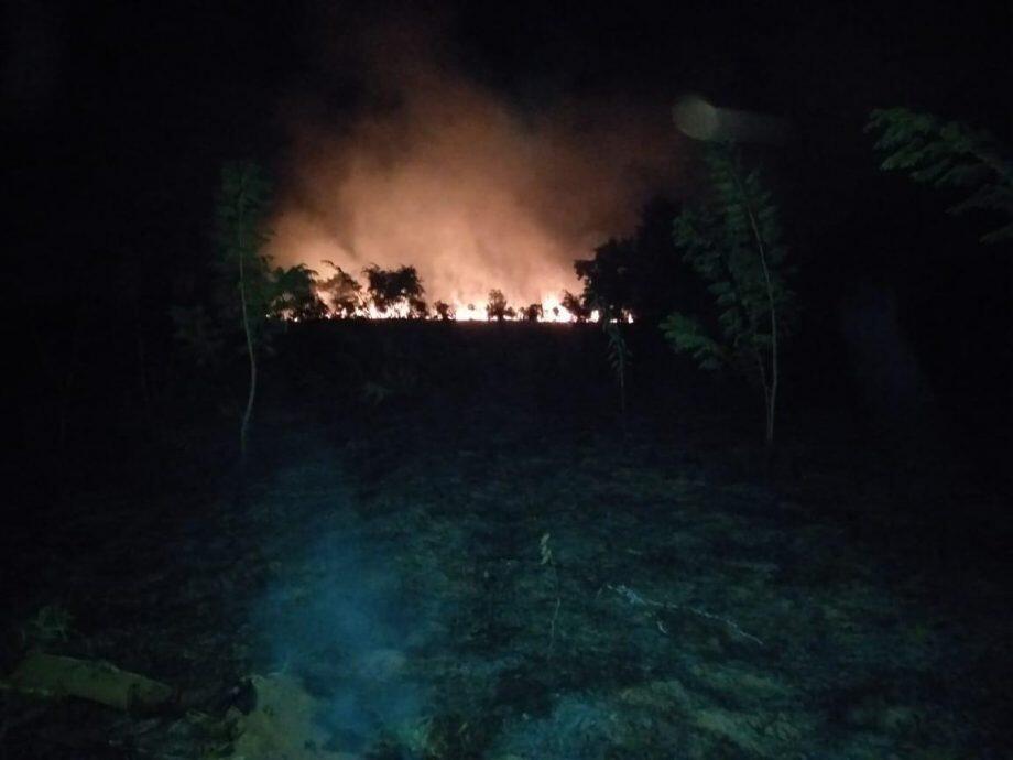 Chamas estavam altas ontem à noite. (Foto: 5º CBM/ Divulgação)