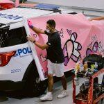 A polícia até encoraja a população a tirar fotos ao lado do SUV