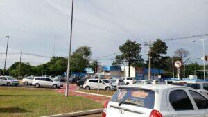 Congestionamento deixa trânsito lento. Foto: Henrique Arakaki