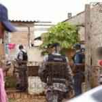 Polícia colhe informações sobre o homicídio no local. Foto: Leonardo de França